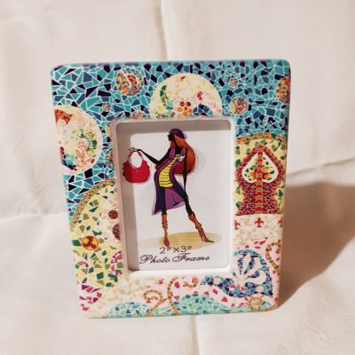 Portaritratto in Ceramica mod 1 
Confezionato in Scatola Trasparente con Veletta, Confetti e Pergamena Personalizzata