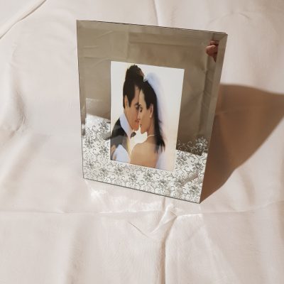 Portafoto Effetto Serigrafato 
Vetro a Specchio mis. 10x15
confezionato in scatola singola