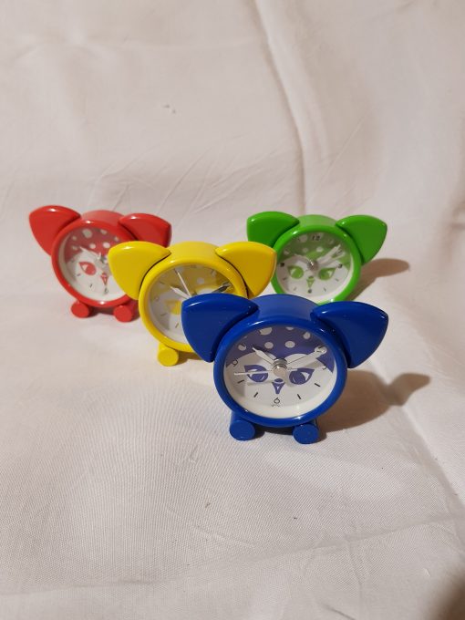 Orologio in PLastica Colorata 4 Colori Assortiti 
Confezionato in Scatola Trasparente con Veletta, Confetti e Pergamena Personalizzata.