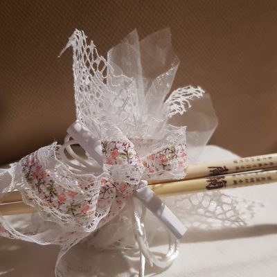 Bacchette Giapponesi Fornite Confezionate con applicazioni Floreali e Fiocchi in Tono con Veletta, confetti e pergamena personalizzata
