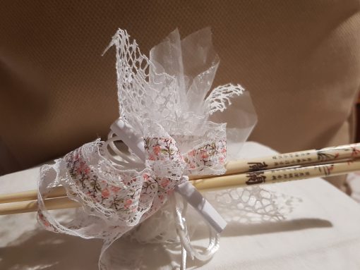 Bacchette Giapponesi Fornite Confezionate con applicazioni Floreali e Fiocchi in Tono con Veletta, confetti e pergamena personalizzata